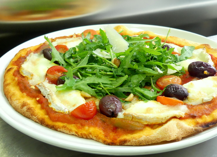 Pizza with goat cheese and rucola 