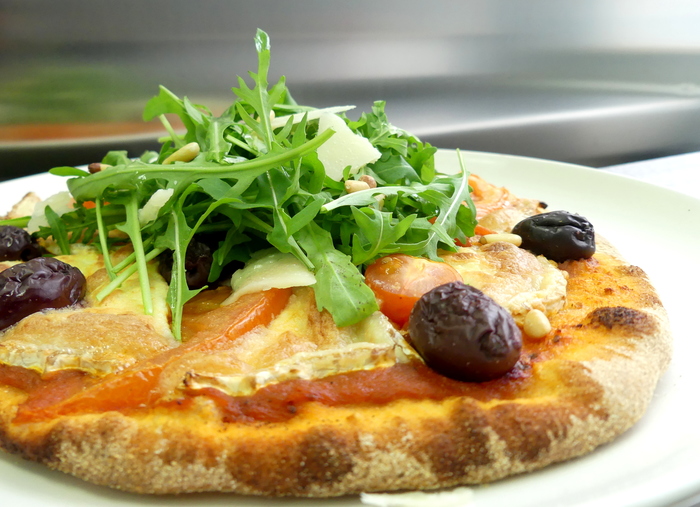 Pizza with goat cheese and rucola 