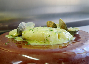 Hake fillets in a green sauce with clams
