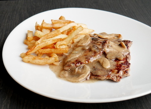 Turkey breast fillets with chips and mushrooms