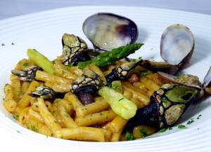 "Fideua" with barnacles, clams and wild asparagus