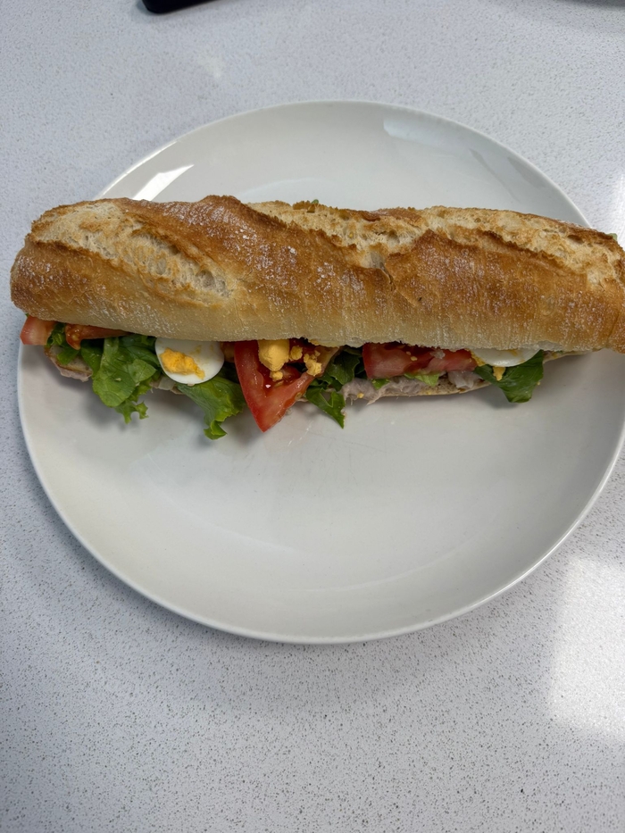 Bocadillo vegetal con atún