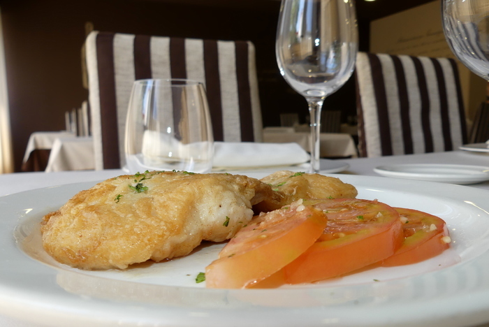 Fogonero a la plancha con ensalada de tomate con ajo