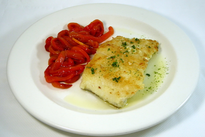 Fogonero a la plancha con pimientos rojos