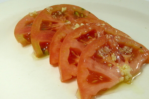 Ensalada de tomate con ajo 