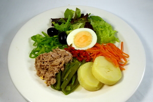 Sarriena salad (Albacore, green beans, baked potato and eggs)