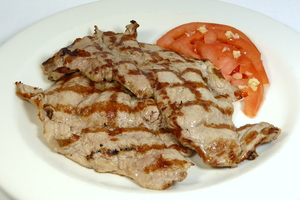 Grilled pork tenderloin with tomato and garlic salad 