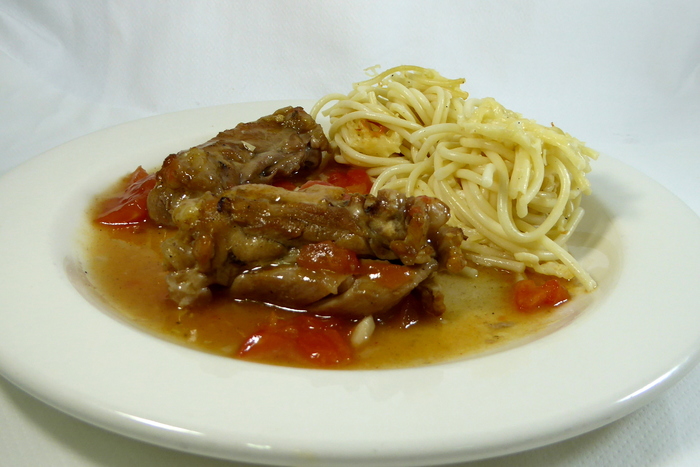 Chicken fricassee with paprika and spaghetti