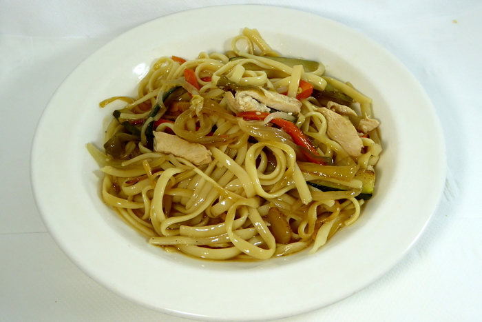 Noodles con verduras, pollo y salsa de soja