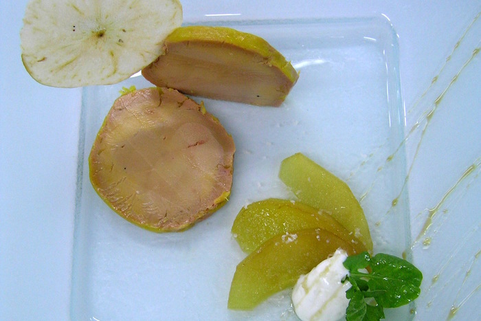 Foie de pato frío con manzanas salteadas y mousse de cuajada