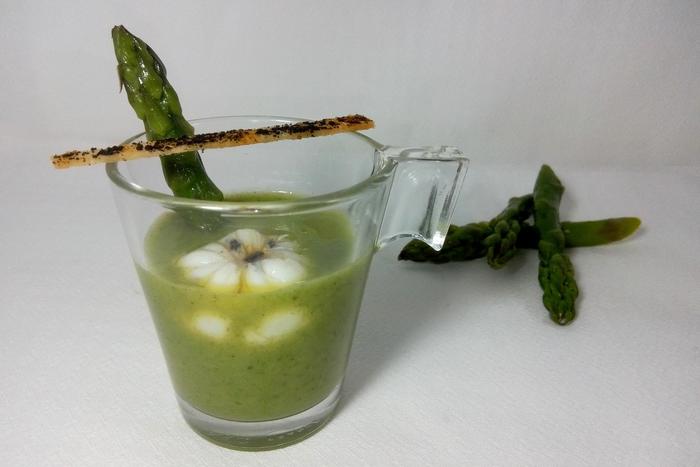 Green asparagus cream with truffled egg