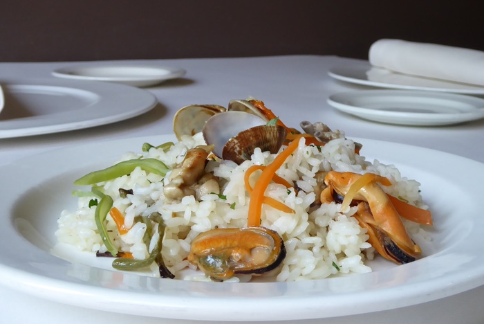 Rice with chicken, mussels and clams