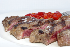 Grilled entrecôte with red pepper stew
