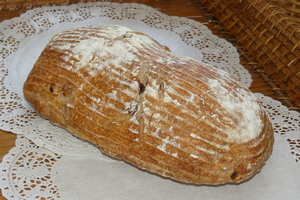 Spelled bread with raisins and nuts