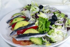 Ensalada de anchoas marinadas con aguacate y piquillo