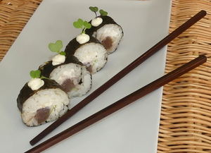 Sushi futomaki de atún, queso y pepino