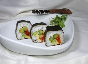 Sushi vegano futomaki de espárrago triguero y aguacate