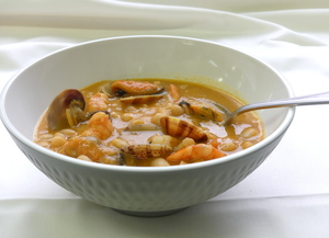 White beans stew with shrimps and clams