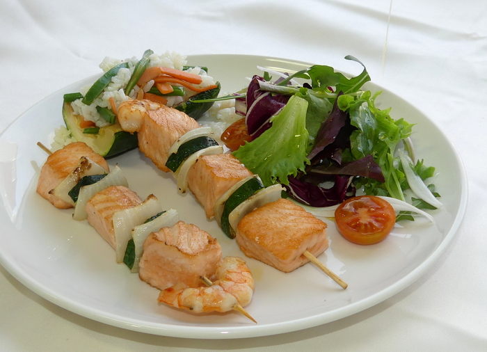 Brocheta de salmón con ensalada y calabacín relleno de arroz  y verduras